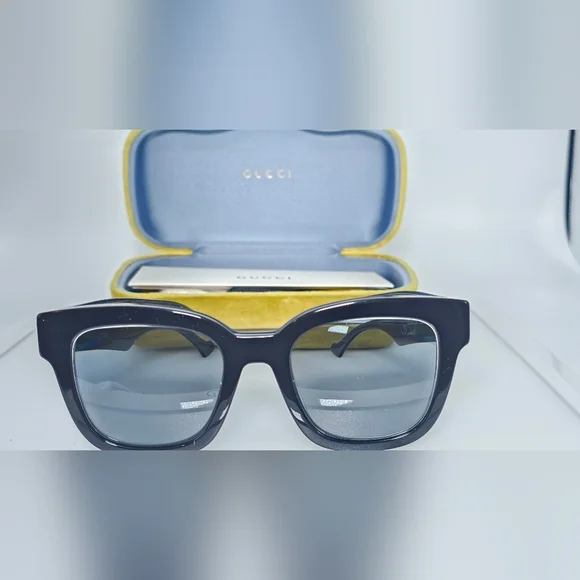 Gucci Black prescription Sunglasses with Gold Logo Strength -2.75 and -3.75 - Picture 6 of 9